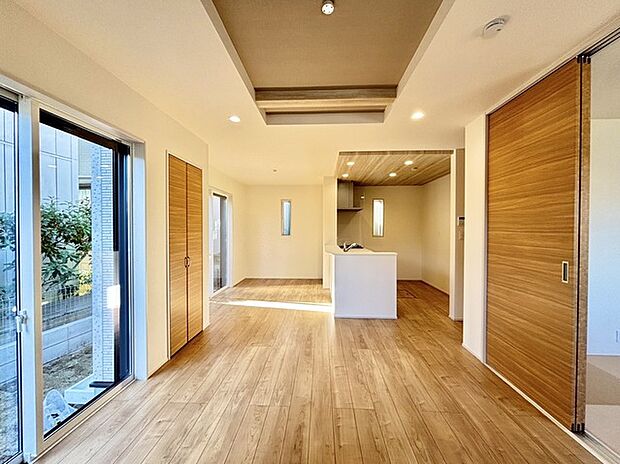 家族や友人、両親、親戚とこれから沢山の時間を紡ぐのだろう。そこを彩るのは窓から見える青い空、心地よい緑。そんなイメージが膨らむリビングスペース。