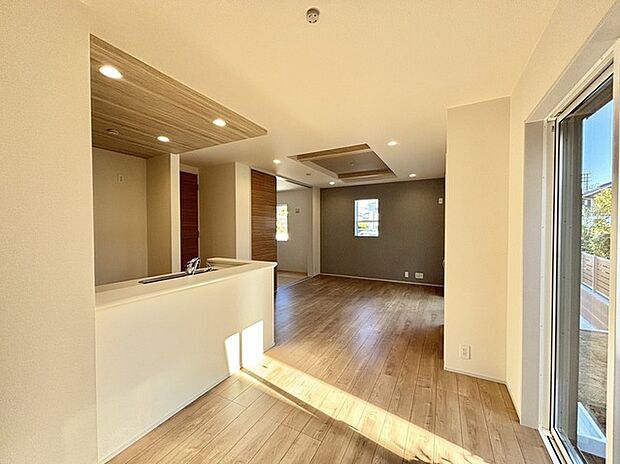 家族団欒のリビング。陽光差し込む食卓には家族の会話とスマイルが溢れます。いつまでもここで食卓を囲みたくなる、そう感じさせてくれるスペース。 