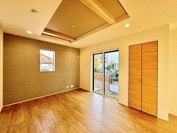 アクセントクロスがおしゃれで温かみのあるリビング空間。