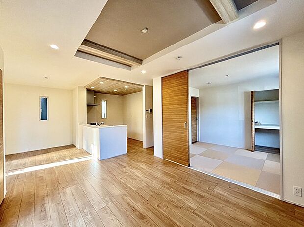 大きな開口部から明るい光が差し込むリビング。日中の室内の明るさがこの部屋の魅力です。