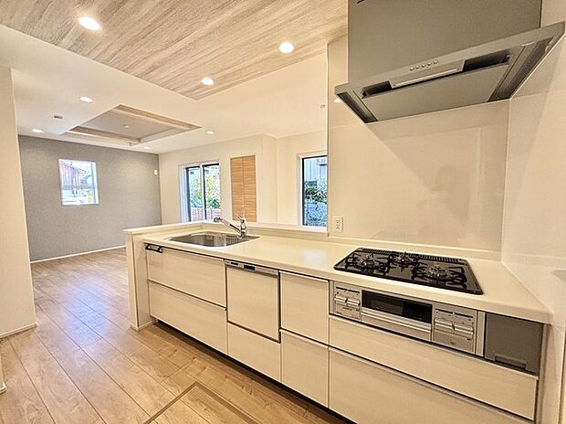 家族が一番集まる場所だから広々としつつも素敵な空間であって欲しい。皆がくつろぐリビングからキッチンまでが一つに繋がる空間。 