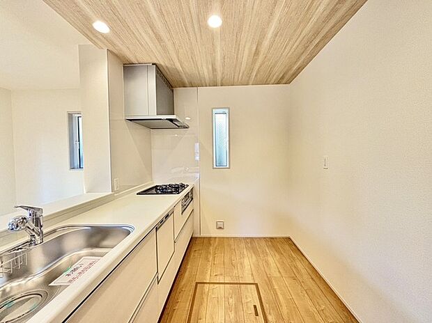 明るい光が降り注ぐ窓があるキッチンはお料理を作る時の気持ちもいつもより明るくなります。近くに窓があるので換気もしやすいですね。