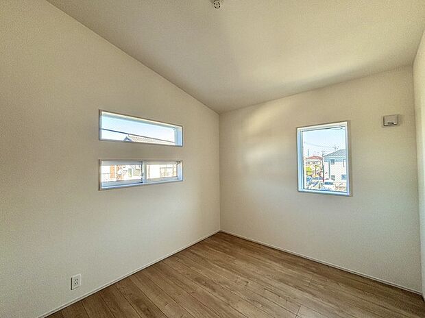 どんな家具にでも相性が良い清潔感ある白色調のクロスを採用。主張しすぎない配色、耐久性にも優れた床材は日々のメンテナンスも楽に、快適に過ごして頂けるよう考えられています。 