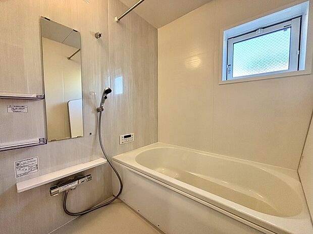 その日の疲れをゆっくりと落としてくれる場所、お子様との大事なひと時を楽しくしてくれる場所。曲線美も感じられるくつろぎのバスタブは、半身浴も楽しめる居心地の良さ。