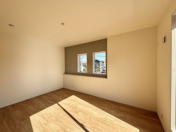 一部アクセントクロスを使用したオシャレな洋室。窓からそそぐ陽の光が眩しいベッドルームは、朝の目覚めが心地良く迎えられそうです。