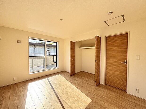 どんな家具にでも相性が良い清潔感ある白色調のクロスを採用。主張しすぎない配色、耐久性にも優れた床材は日々のメンテナンスも楽に、快適に過ごして頂けるよう考えられています。 