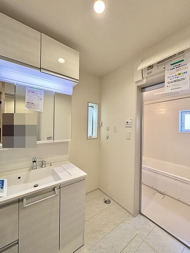 ゆとりの洗面スペースで朝の身支度もスムーズに行えます。