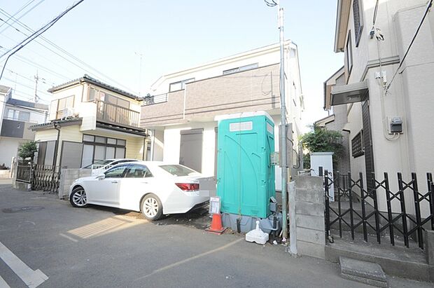 南西道路に面しており日中もたくさんの陽が入ります。風通りや周辺環境など実際に現地にてご確認ください。 