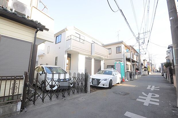 戸建てが立ち並ぶ静かな住宅街。四季折々の移り変わりを感じながら自然と楽しみ、暮らす、そんな毎日を日々の中で感じられる住環境 