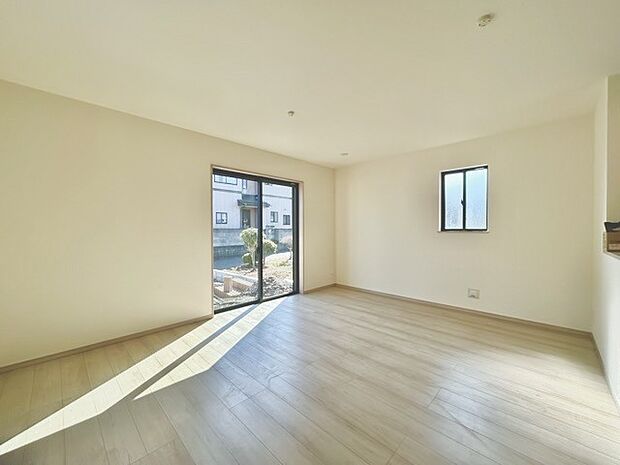 家族や友人、両親、親戚とこれから沢山の時間を紡ぐのだろう。そこを彩るのは窓から見える青い空、心地よい緑。そんなイメージが膨らむリビングスペース。 