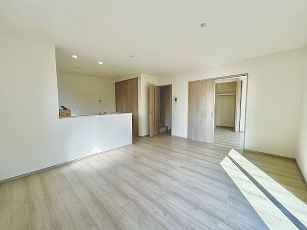 家族団欒のリビング。陽光差し込む食卓には家族の会話とスマイルが溢れます。いつまでもここで食卓を囲みたくなる、そう感じさせてくれるスペース。 