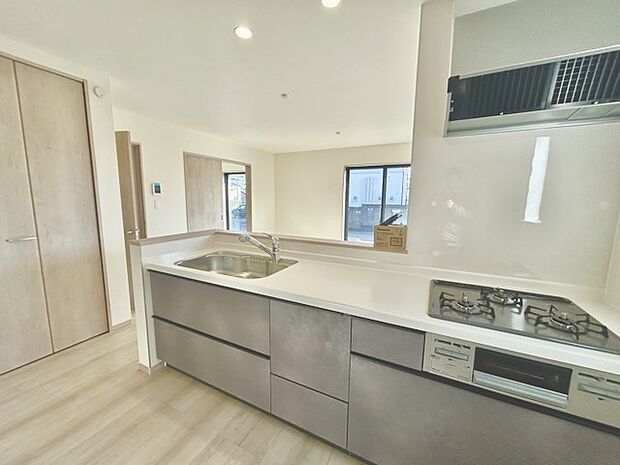 家族が一番集まる場所だから広々としつつも素敵な空間であって欲しい。皆がくつろぐリビングからキッチンまでが一つに繋がる空間。 