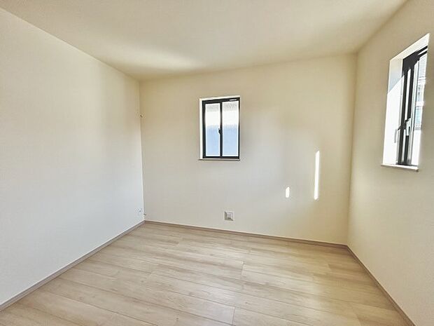 どんな家具にでも相性が良い清潔感ある白色調のクロスを採用。主張しすぎない配色、耐久性にも優れた床材は日々のメンテナンスも楽に、快適に過ごして頂けるよう考えられています。