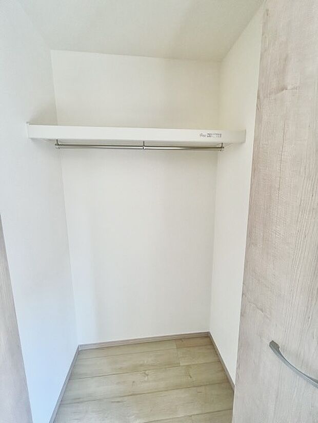 広々収納で、仕事着、普段着をまとめて収納できます。 