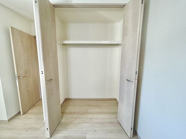 衣類の整理整頓に嬉しいクローゼット付きのお部屋。お子様のお部屋としても便利です。