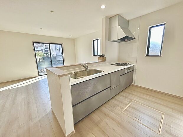 家族団欒のリビング。陽光差し込む食卓には家族の会話とスマイルが溢れます。いつまでもここで食卓を囲みたくなる、そう感じさせてくれるスペース。 