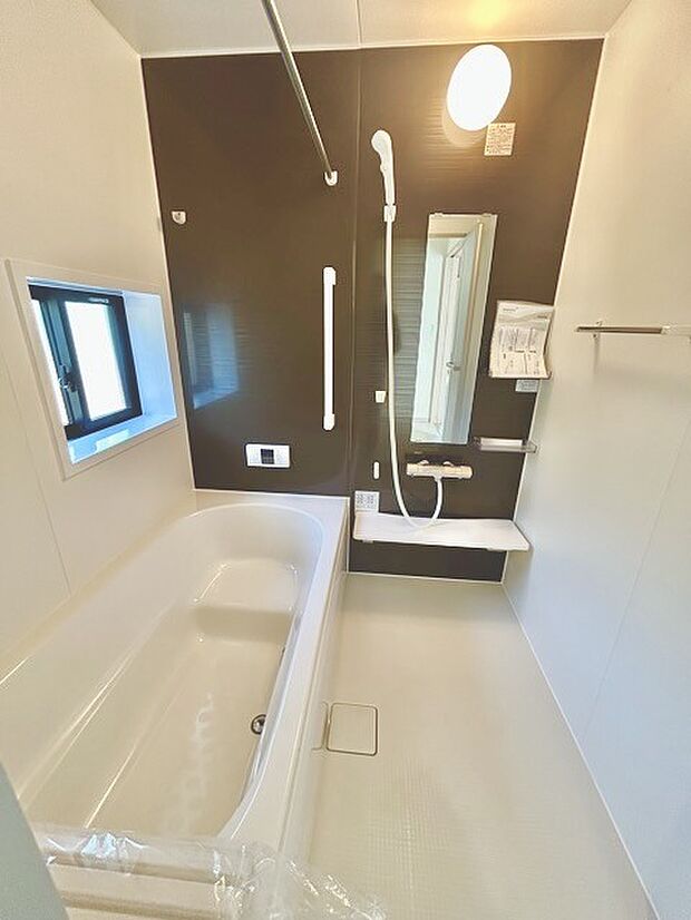 その日の疲れをゆっくりと落としてくれる場所、お子様との大事なひと時を楽しくしてくれる場所。曲線美も感じられるくつろぎのバスタブは、半身浴も楽しめる居心地の良さ。 