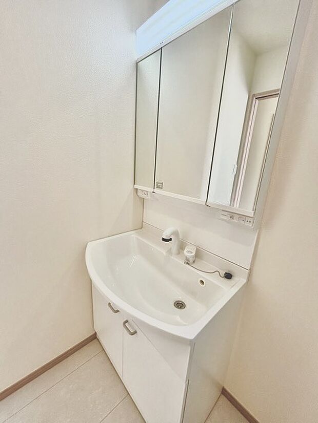 お出かけ前の身だしなみに一歩差がつく三面鏡。ミラー裏にはたっぷり収納もございます。