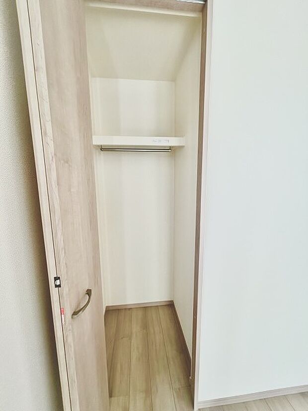 衣類の整理整頓に嬉しいクローゼット付きのお部屋。お子様のお部屋としても便利です。