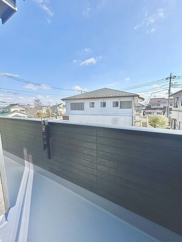 陽ざしが差込む明るいバルコニー。奥行きのあるバルコニーはお洗濯時に助かります。