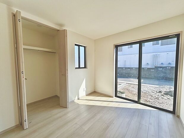 大きな開口部から明るい光が差し込む、日中の室内の明るさがこの部屋の魅力です。