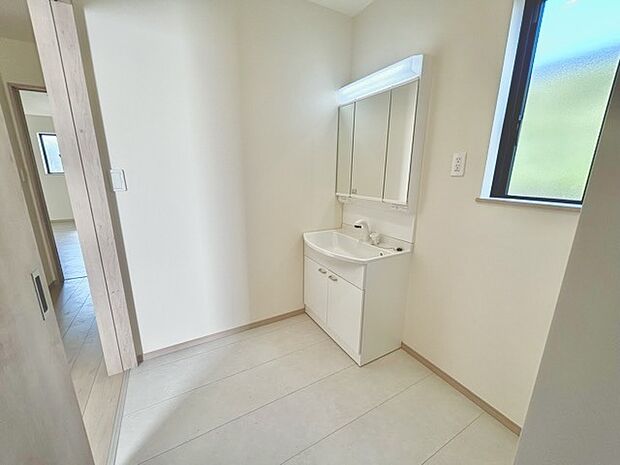 ゆとりの洗面スペースで朝の身支度もスムーズに行えます。