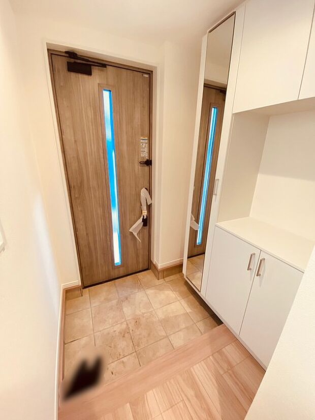 お宅の顔となる明るく開放的な玄関。ご家族皆様様の靴を収納できるスペースと全身鏡があり、お出掛け前に身だしなみチェックもできます。 