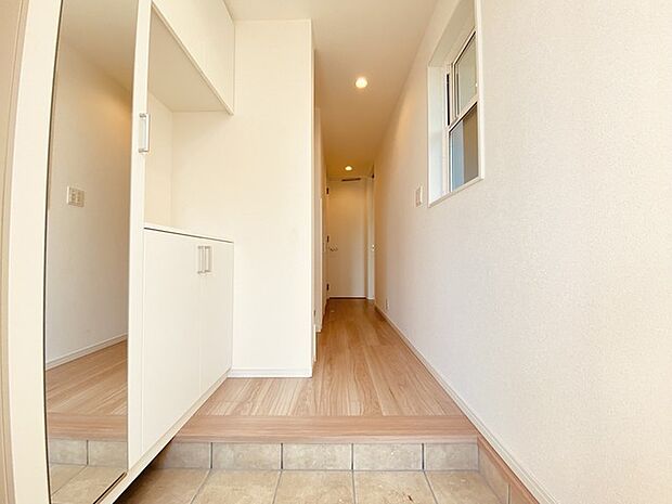 玄関はおうちの顔とも呼ばれる重要な場所！明るくスッキリと見える空間で住まう人を見送り、出迎えてくれます。 