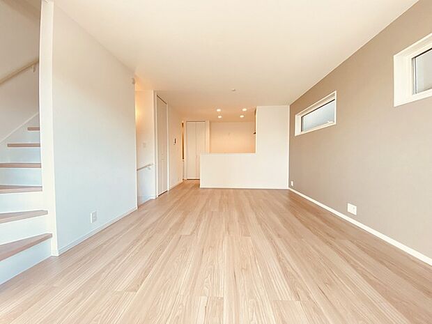 家族の集うリビングには色々な方向から光が差し込む設計に。家族のコミュニケーションが弾むスポットだから明るい雰囲気であってほしい。 