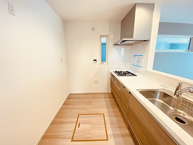 リビングにいる家族の顔が見渡せるカウンターキッチン。お料理もより一層おいしく、楽しく。食器棚を背面に設置しても十分な広さを確保しています。 