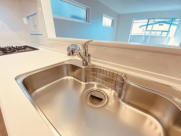 時短に活躍する食器洗浄機や一杯の水も楽しめる浄水器があるシステムキッチン。