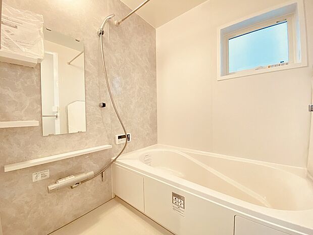 その日の疲れをゆっくりと落としてくれる場所、お子様との大事なひと時を楽しくしてくれる場所。曲線美も感じられるくつろぎのバスタブは、半身浴も楽しめる居心地の良さ。 