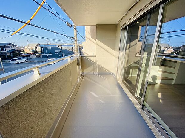 広めのバルコニーは風通しも良くお洗濯物もしっかりと干すことができます！ 