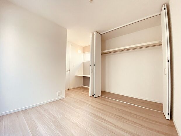 広々収納で、仕事着、普段着をまとめて収納できます。 