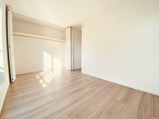 大容量クローゼット付き！家族の成長と共に増える荷物もスッキリ収納。 