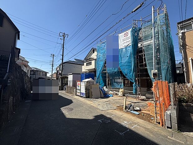 セカンドカーや来客時にも便利なカースペース3台分ございます。