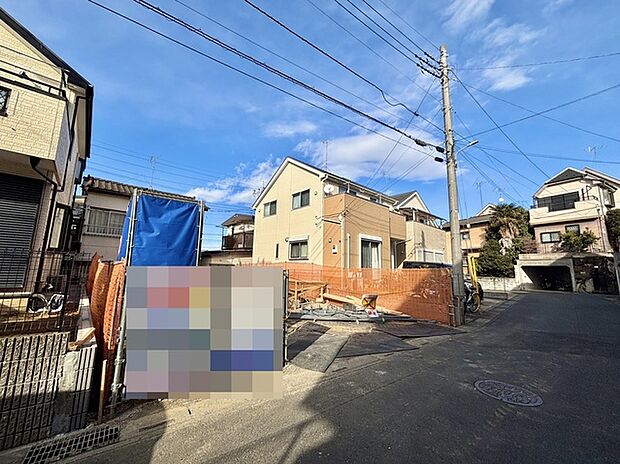 南道路に面しており日中もたくさんの陽が入ります。風通りや周辺環境など実際に現地にてご確認ください。 