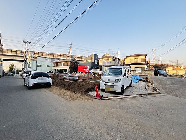 前面道路は広く、駐車がしやすいです。駐車スペース2台分ございます。