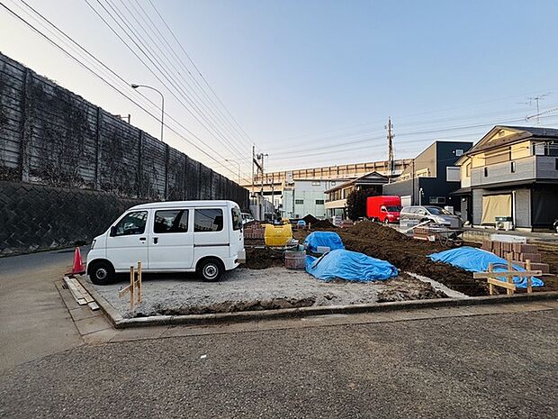 前面道路は通り抜けができないため、交通量が少なく静かな住環境です。