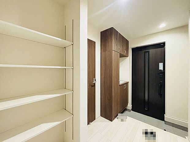 明るく開放的な玄関、靴の脱ぎ履きもしやすく、収納も豊富でご家族皆様の靴をスッキリ収納できます。 