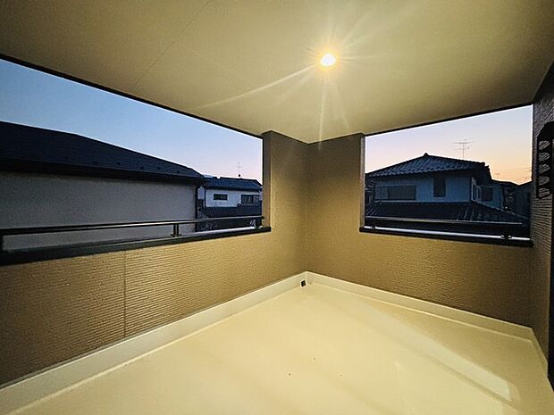 広めのバルコニーは風通しも良くお洗濯物もしっかりと干すことができます！ 