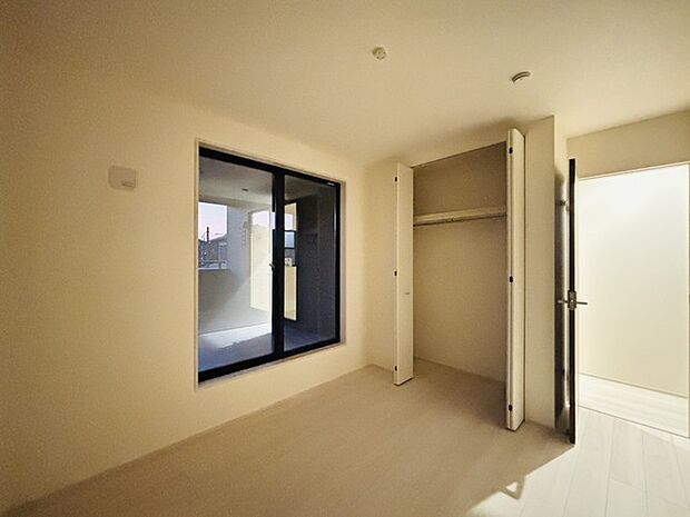 どんな家具にでも相性が良い清潔感ある白色調のクロスを採用。主張しすぎない配色、耐久性にも優れた床材は日々のメンテナンスも楽に、快適に過ごして頂けるよう考えられています。 