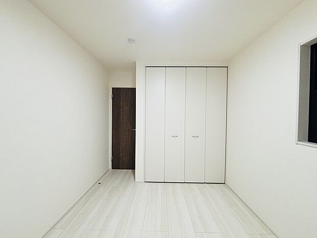 広々収納で、仕事着、普段着をまとめて収納できます。 