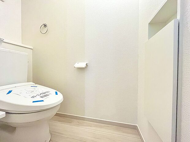 ウォシュレット機能付きのトイレ。収納もあり実用性も兼ね備えた造り。