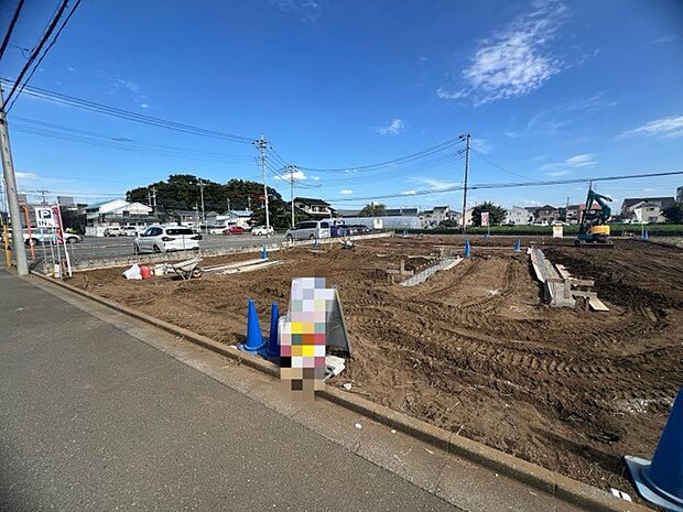 戸建てが立ち並ぶ静かな住宅街。四季折々の移り変わりを感じながら自然と楽しみ、暮らす、そんな毎日を日々の中で感じられる住環境