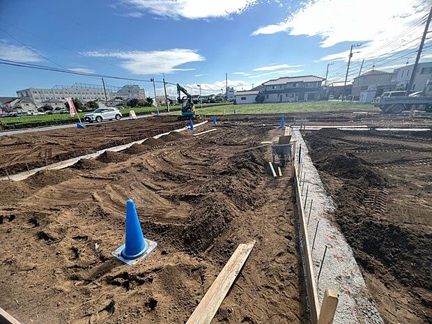 通りから入ったプライベート空間で落ち着いた雰囲気でお住いになる。敷地部分でお子様の遊ぶスペースや駐車スペースに活用できます。
