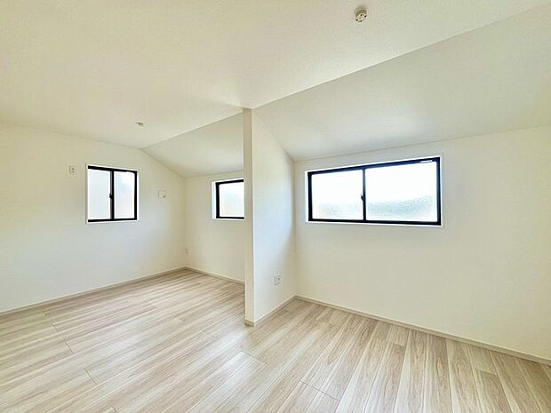 大きな開口部から明るい光が差し込む、日中の室内の明るさがこの部屋の魅力です。