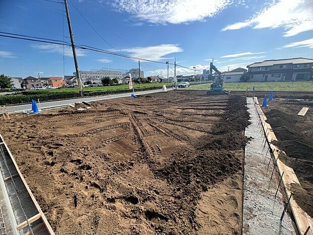 戸建てが立ち並ぶ静かな住宅街。四季折々の移り変わりを感じながら自然と楽しみ、暮らす、そんな毎日を日々の中で感じられる住環境 