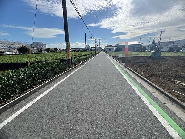 前面道路は広く、駐車がしやすいです。駐車スペース2台分ございます。