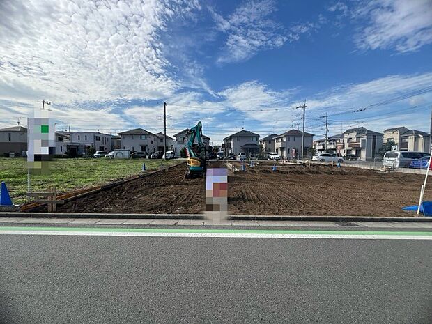 戸建てが立ち並ぶ静かな住宅街。四季折々の移り変わりを感じながら自然と楽しみ、暮らす、そんな毎日を日々の中で感じられる住環境
